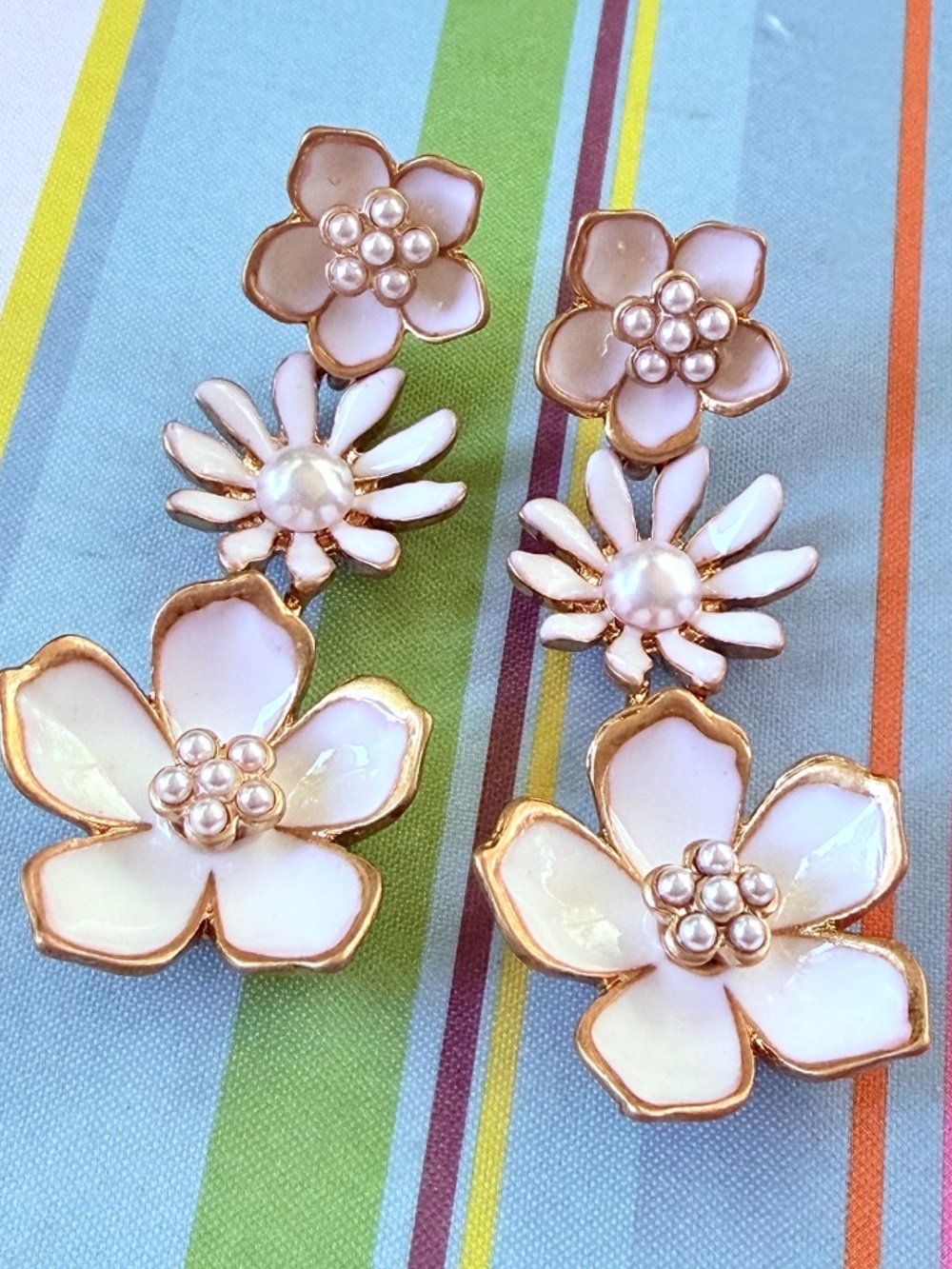 Oscar de la Renta Flower Earrings✨White Enamel Gold Floral ✨Triple Flower Dangle - Picture 8 of 17
